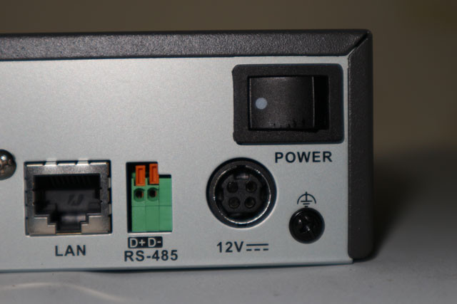 Tắt nguồn điện đầu ghi hình camera bằng cách bấm nút on/off phía sau đầu ghi để đảm bảo đúng kỹ thuật